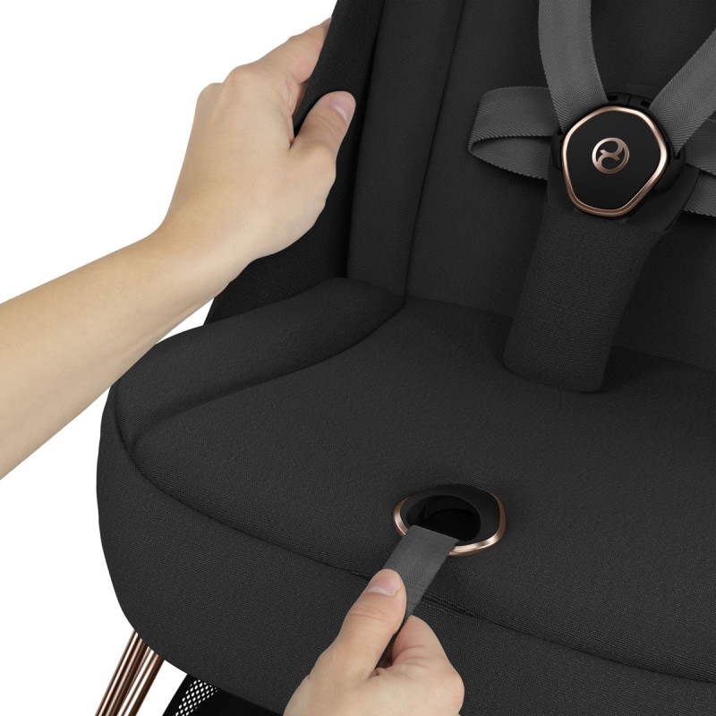 Cybex Coya silla paseo ultracompacta con chasis rosegold y tejidos en color cozy beige detalle