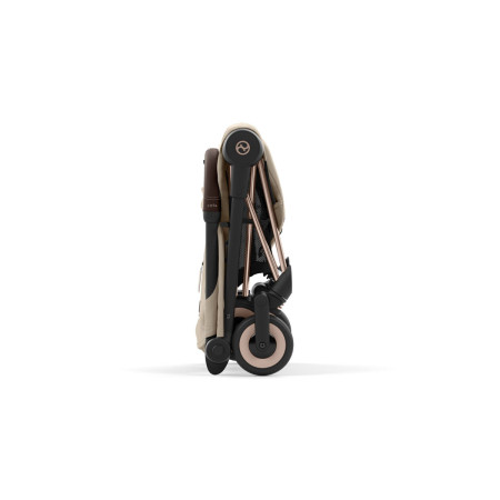 Cybex Coya silla paseo ultracompacta con chasis rosegold y tejidos en color cozy beige plegada