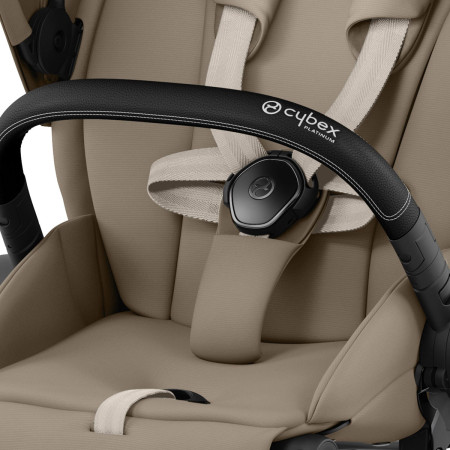 Silla de paseo Priam Platinum de Cybex, su arnés con sistema “One Pull” sujeta a tu bebé en cuestión de segundos.