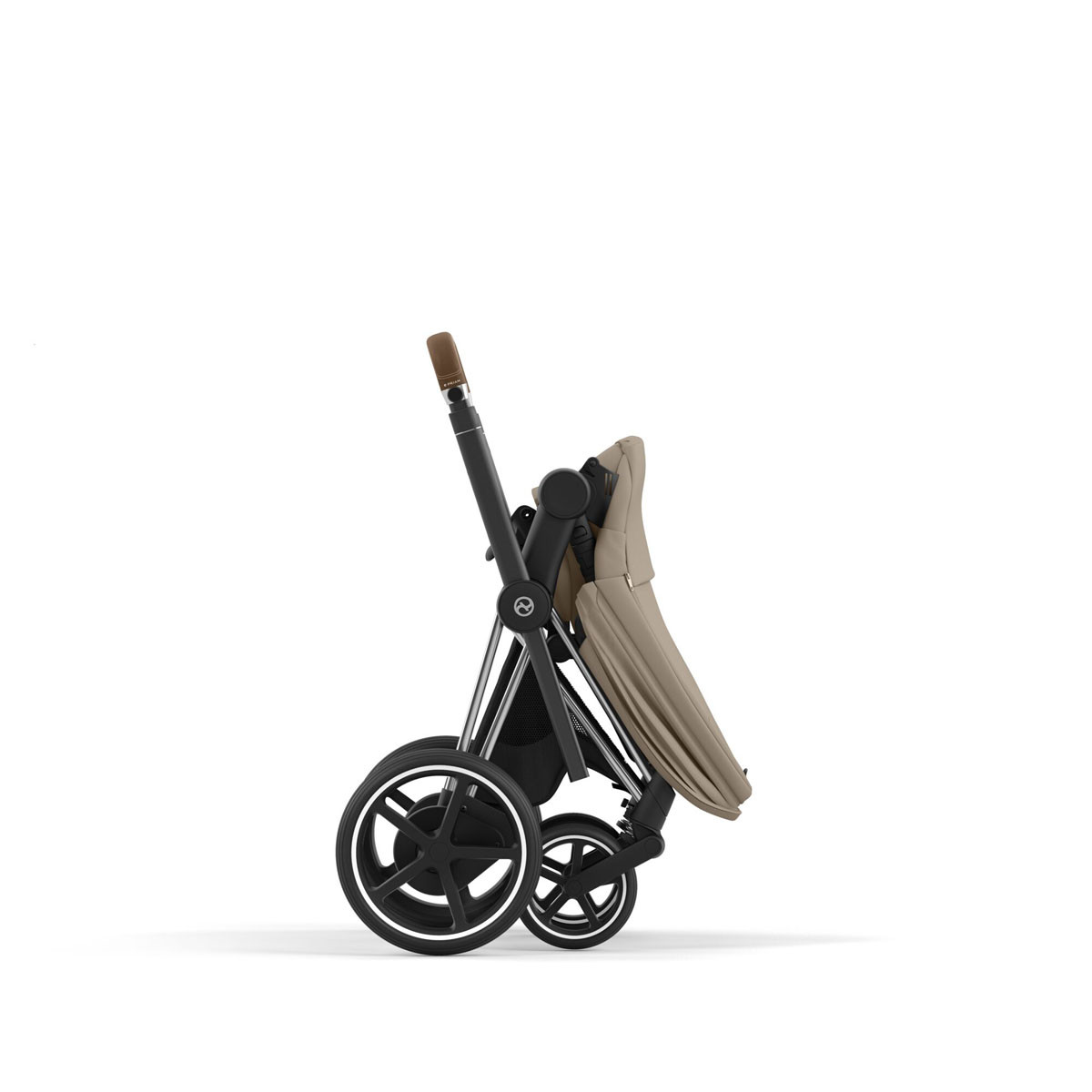 Silla paseo inteligente e-Priam Platinum de Cybex, plegado compacto con una sola mano.