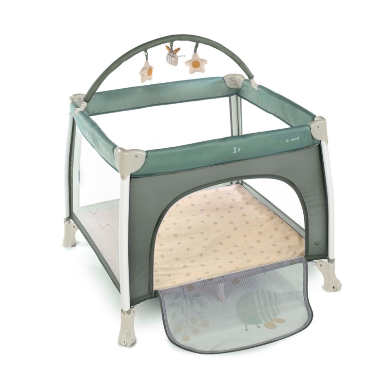 Parque infantil Travel Fun de Jané, dispone de una ventana con cremallera y barra con peluches. color botanic u78