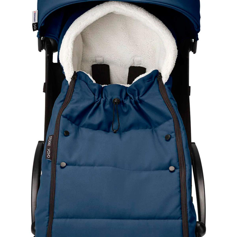 saco de invierno encajado en la silla de paseo Yoyo de Stokke en color azul navy blue
