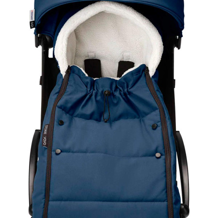 saco de invierno encajado en la silla de paseo Yoyo de Stokke en color azul navy blue