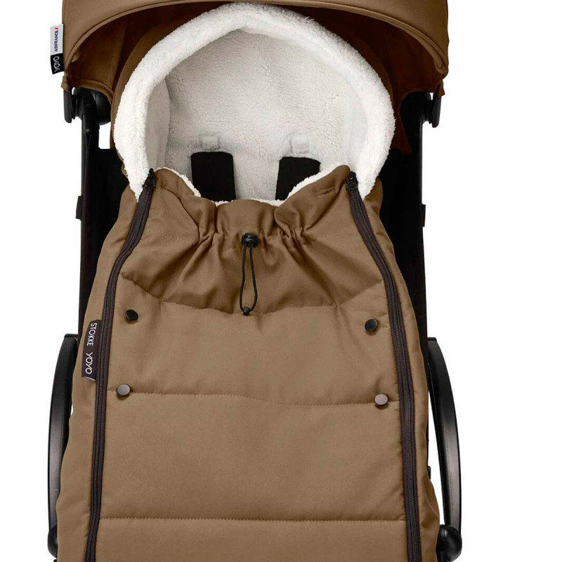 saco de invierno encajado en la silla de paseo Yoyo de Stokke en color marrón toffee