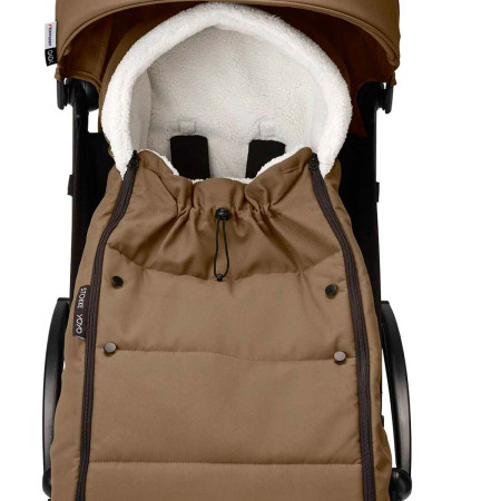 saco de invierno encajado en la silla de paseo Yoyo de Stokke en color marrón toffee