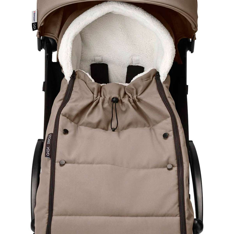saco de invierno encajado en la silla de paseo Yoyo de Stokke en color marrón taupe