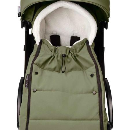 saco de invierno encajado en la silla de paseo Yoyo de Stokke en color verde olive