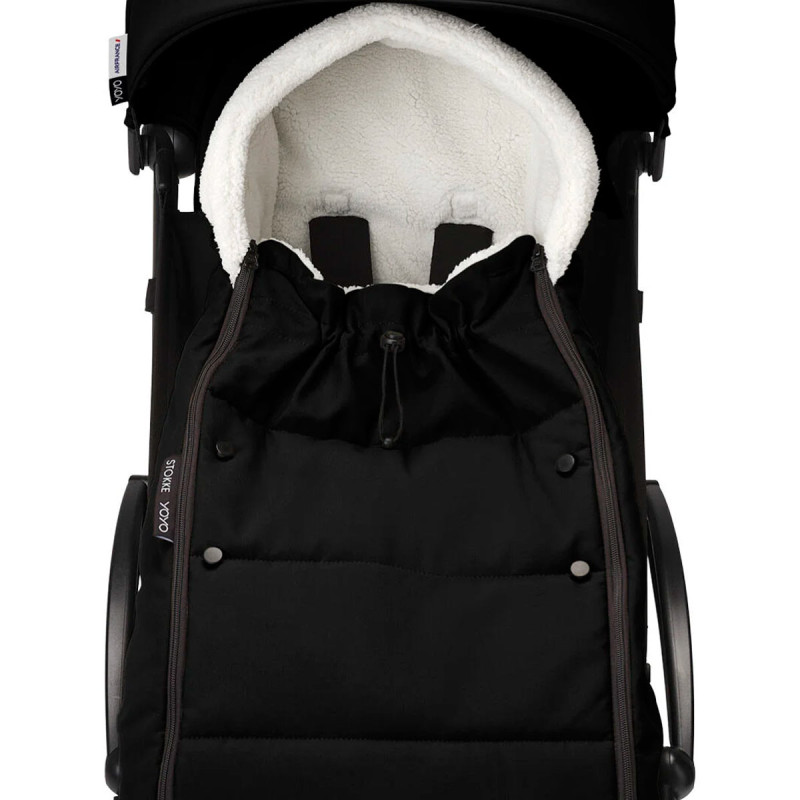 saco de invierno encajado en la silla de paseo Yoyo de Stokke en color negro