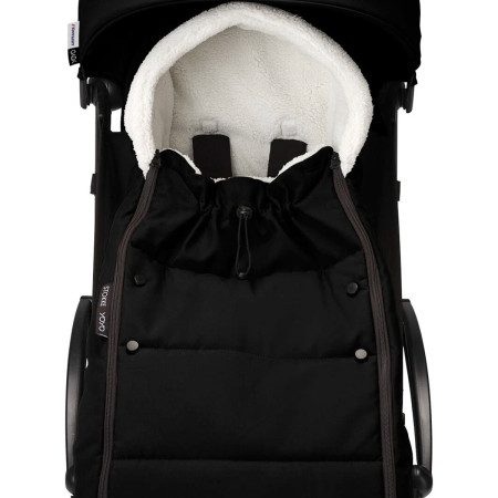 saco de invierno encajado en la silla de paseo Yoyo de Stokke en color negro