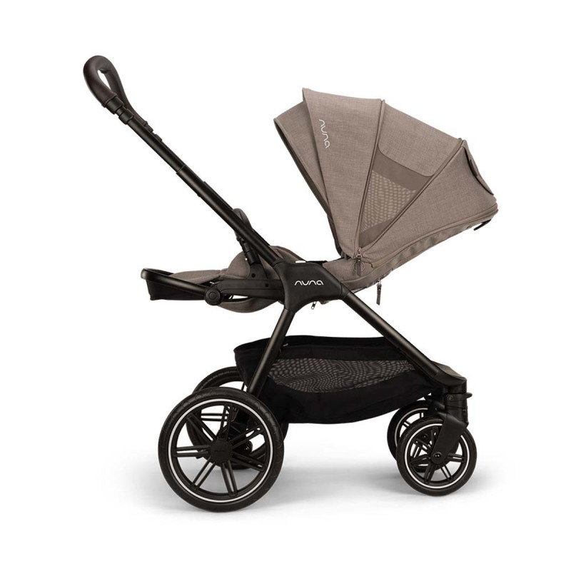 silla de paseo del carrito de bebé Triv Lx All-Season de Nuna en color beige cedar vista lateral con capota desplegada