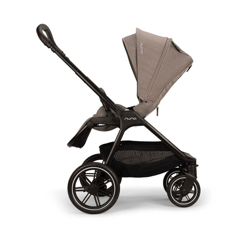 silla de paseo del carrito de bebé Triv Lx All-Season de Nuna en color beige cedar vista lateral con capota