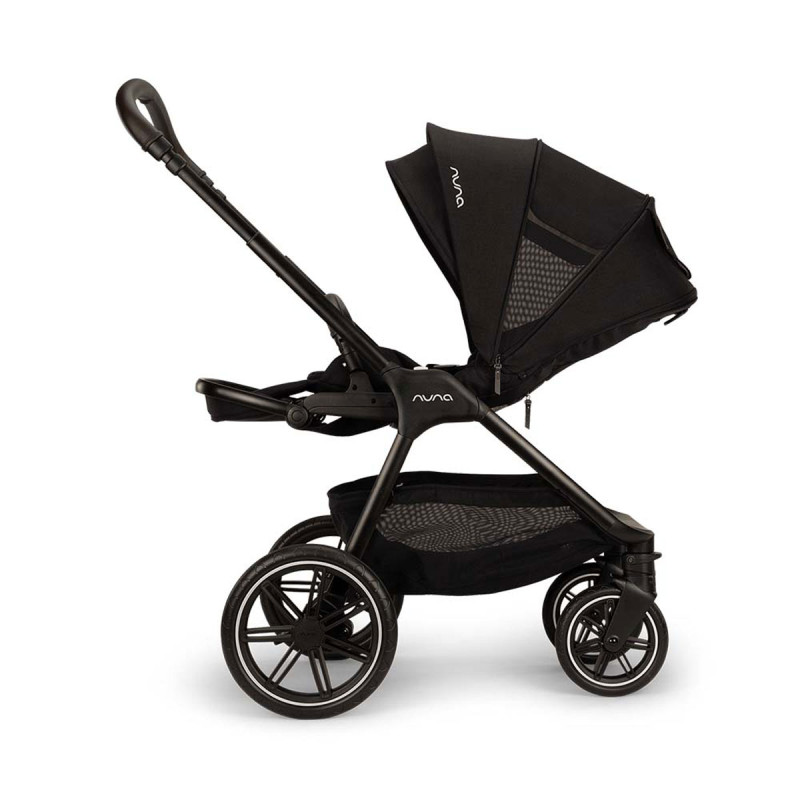 silla de paseo del carrito de bebé Triv Lx All-Season de Nuna en color negro caviar vista lateral con capota desplegada