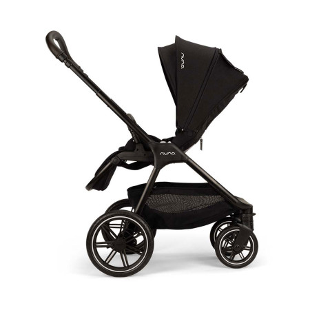 silla de paseo del carrito de bebé Triv Lx All-Season de Nuna en color negro caviar vista lateral con capota