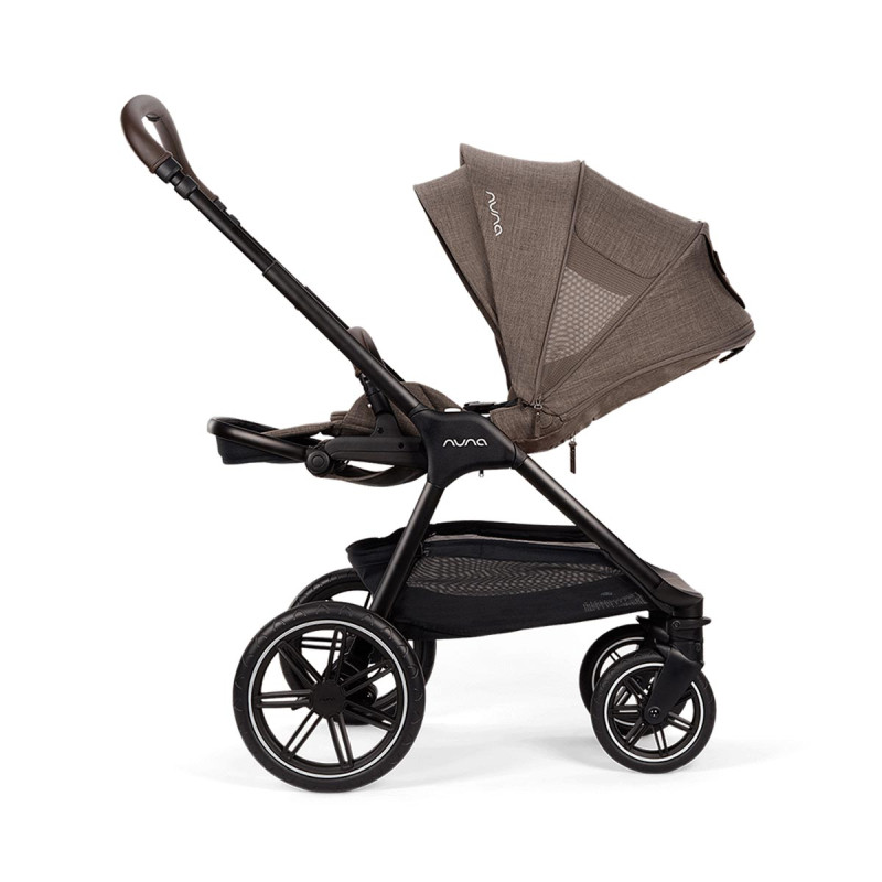 silla de paseo del carrito de bebé Triv Lx All-Season de Nuna en color marrón chestnut vista lateral con capota desplegada