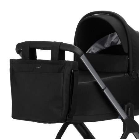 bolso para carrito de bebé Stroller bag de Jané en color negro coal colgado del manillar