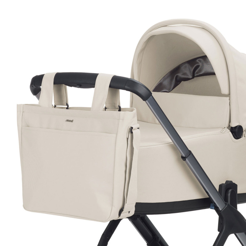 bolso para carrito de bebé Stroller bag de Jané en color beige sand II colgado del manillar