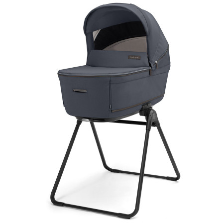 capazo sobre soporte del carrito DUO Aptica de Inglesina en azul sapphire blue