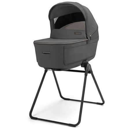 capazo sobre soporte del carrito DUO Aptica de Inglesina en gris marble grey
