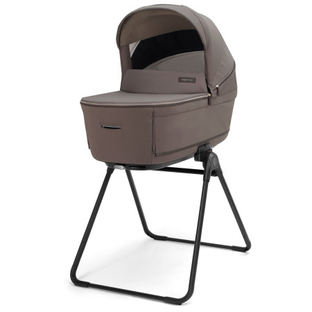 capazo sobre soporte del carrito DUO Aptica de Inglesina en marrón essence mokka