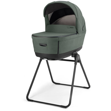 capazo sobre soporte del carrito DUO Aptica XT de Inglesina en verde taiga green