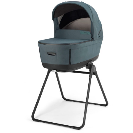 capazo sobre soporte del carrito DUO Aptica XT de Inglesina en azul himalaya blue