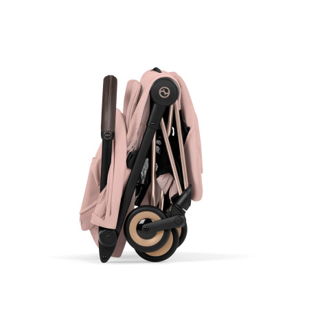 Cybex Coya Style silla de paseo compacta en color peach pink con chasis rosegold plegada