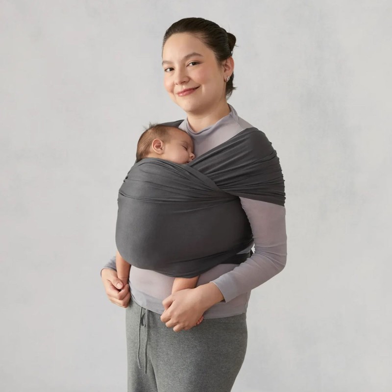 madre con fular portabebés Aura de Ergobaby en negro Soft Black