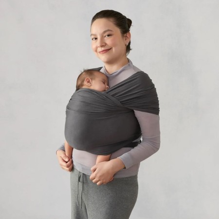 madre con fular portabebés Aura de Ergobaby en negro Soft Black