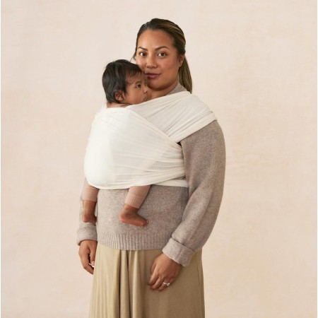 madre con fular portabebés Aura de Ergobaby en beige Cream
