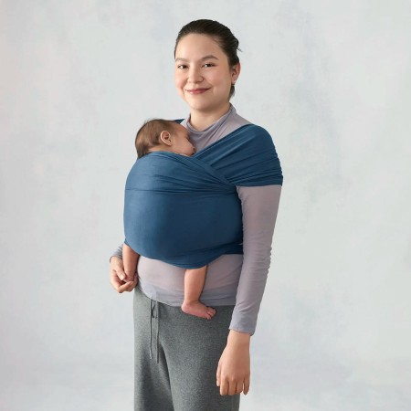 madre con fular portabebés Aura de Ergobaby en azul Twilight Navy