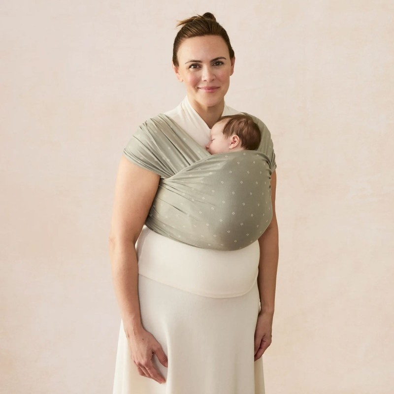 madre con fular portabebés Aura de Ergobaby en verde Olive Diamonds