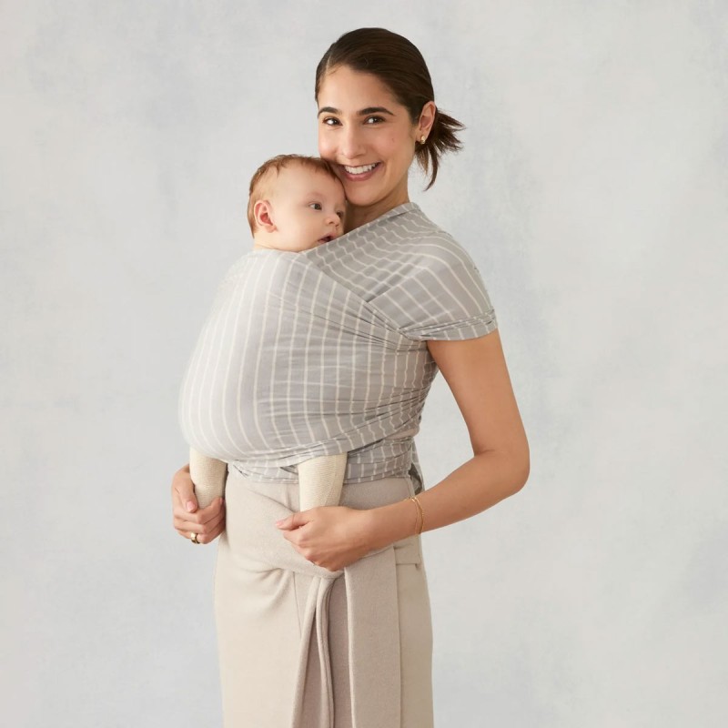 madre con fular portabebés Aura de Ergobaby en gris Grey Stripes