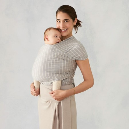 madre con fular portabebés Aura de Ergobaby en gris Grey Stripes