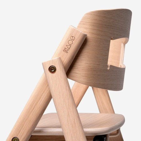 detalle de la trona evolutiva plegable Klapp de KAOS en roble Oak Natural