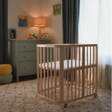Minicuna Stokke Nighti MINI en habitación de bebé
