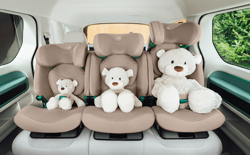 permite instalar hasta 3 sillas en la parte posterior del coche al tener solo 44 cm de ancho