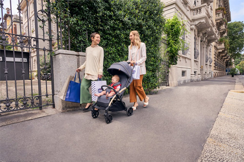 amigas paseando por la calle con la silla de paseo ligera Goody XPlus de Chicco