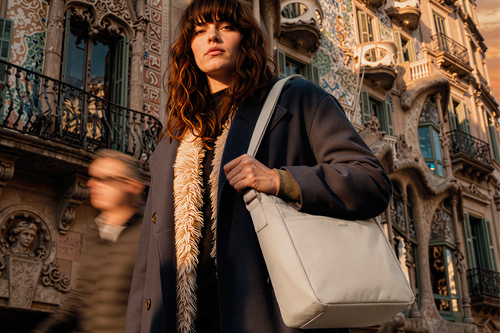 chica joven portando bolso stroller bag de Jané por la calle