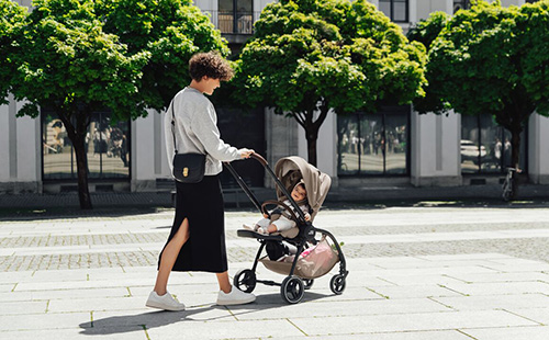 madre con cochecito de bebé RIO de Britax Römer