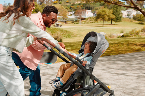 familia paseando en parque con cochecito cruz V3 de Uppababy
