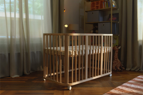 cuna Nighti de Stokke en habitación infantil