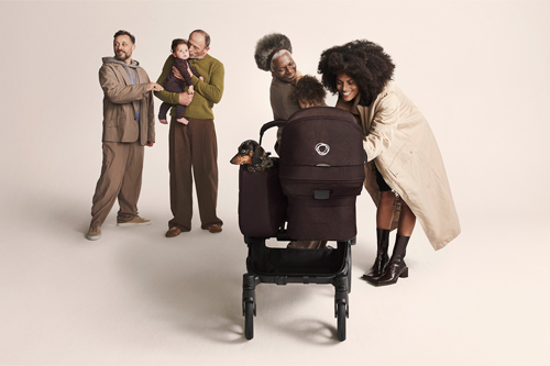 familia completa con el carrito de bebé Donkey 6 de Bugaboo