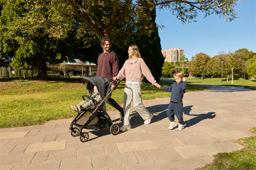familia paseando con el carrito Electa de Inglesina 2026 en el parque