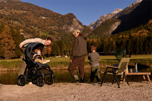 familia en la montaña con el carrito de Aptica XT DUO de Inglesina 2026