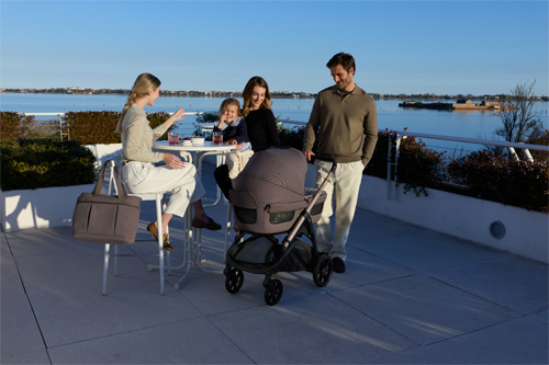 familia en una terraza con el capazo y carrito Aptica de Inglesina