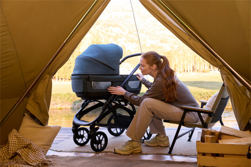 madre de camping con el capazo del carrito Aptica XT 2026 de Inglesina