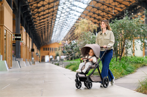 madre paseando a su hijo con la silla de paseo del carrito Oxford+ de Maxi-Cosi