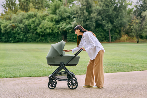 madre con silla de paseo Keep de Jané en el parque