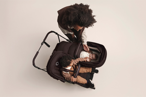 madre con 2 hijos en el carrito doble Donkey 6 de Bugaboo