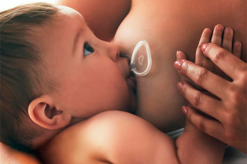 madre amamantando a su hijo con pezonera de lactancia